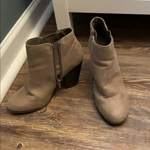 Suede beige booties!